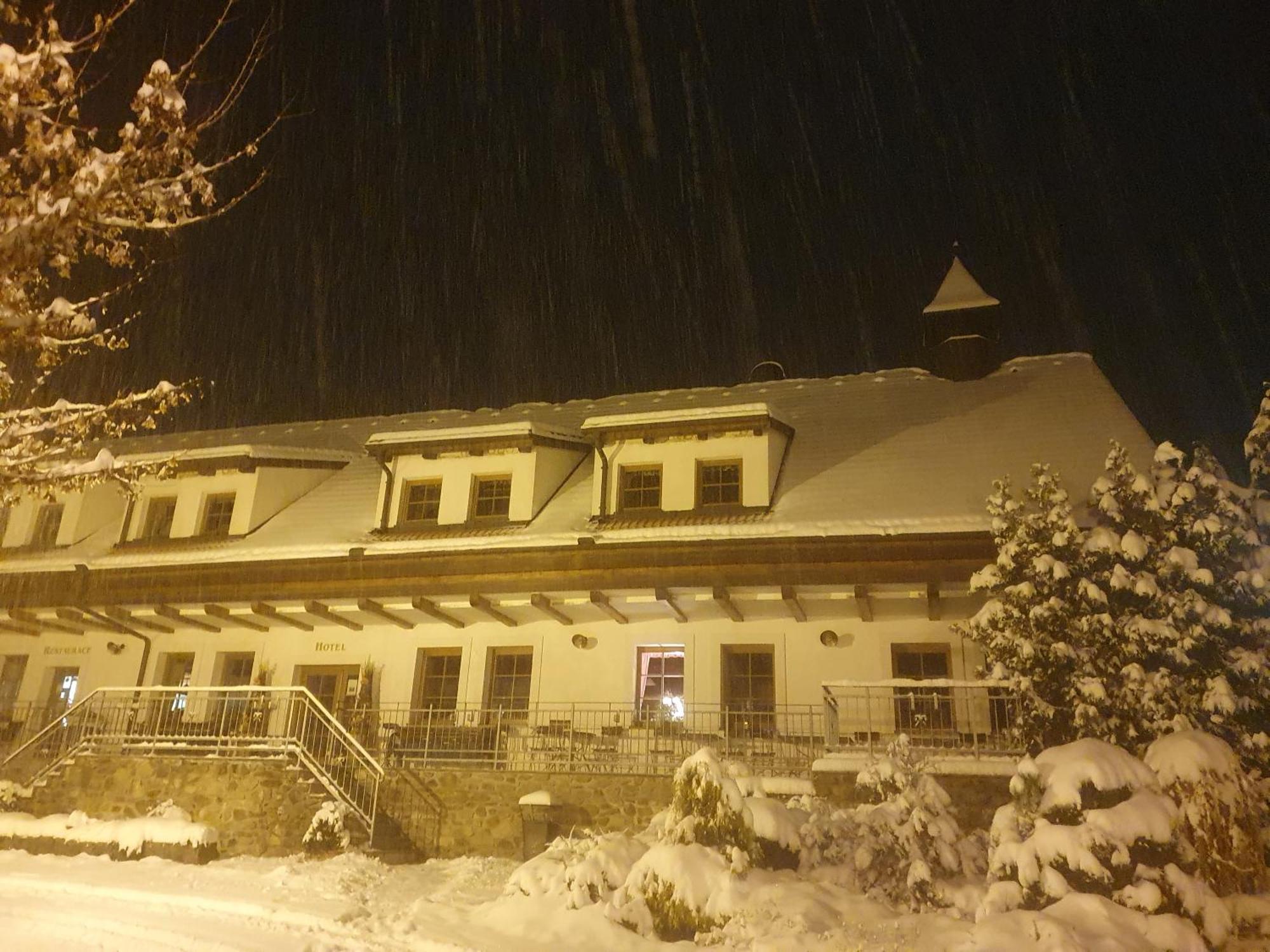 Hotelový a jezdecký areál Dvůr Krutěnice Exterior foto
